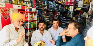 दस बेड का अस्पताल बनवाने का मांगपत्र रादौर विधायक को सोंपा जनसंपर्क अभियान के तहत लोगों से मिलते विधाायक श्याम सिंह राणा