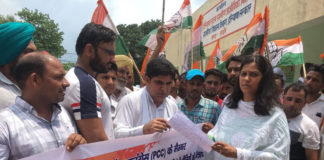 हलके के लोगों की मांगोंं को लेकर कांगेसियों ने मटके फोडकर किया प्रदर्शन एसडीएम रादौर को ज्ञापन सौंपते कांग्रेसी कार्यकर्ता।