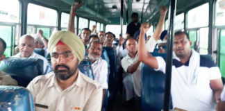हिरासत में लिए भाकियू कार्यकर्ताओं को बाबैन पुलिस ने किया रिहा शाहाबाद रैली के दौरान भाकियू प्रधान संजू गुंदयाना व अन्य किसानों को गिरफ्तार करके ले जाती पुलिस।
