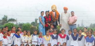 शहीद उधमसिंह पार्क में रादौर विधायक ने शहीद उधमसिंह को दी श्रद़ांजलि गांव कंाजनू में शहीद उधमसिंह को श्रंद्धाजलि अर्पित करते विधायक श्यामसिंह राणा व स्कूली बच्चे।