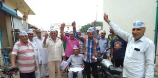 हरियाणा जोडो अभियान के तहत कांसेपुर में हुई आप की सभा कांसेपुर में पार्टी के लिए प्रचार करते आम आदमी पार्टी के कार्यकर्ता।