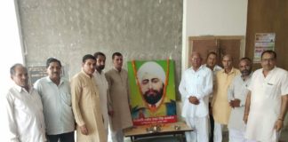 काम्बोज सभा रादौर ने मनाया शहीद उधम सिंह का शहीदी दिवस शहीद उद्यमसिंह के चित्र पर रादौर में श्रद्धांजलि भेंट करते स्थानीय लोग।