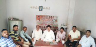 भाजपा सरकार में किया जा रहा किसानों का शोषण : ढांडा कांग्रेस पीसीसी सदस्य सुरेश ढांडा पत्रकारों को संबोधित करते हुए।