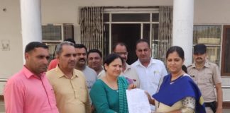 किसानों का गन्ने का भुगतान करने के लिए केन कमीशनर के नाम का ज्ञापन एसडीएम को सौंपा डॉ संतोष दहिया एसडीएम रादौर डॉ पूजा भारती को ज्ञापन सौंपते हुए।