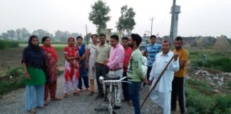 खुले में शौच न जाने के लिए ग्रामीणों को किया जागरूक रादौर में बलिन्द्र कटारिया गांव जुब्बल में लोगों को स्वच्छता के बारे में जागरूक करते हुए।