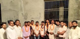समाज को आगे बढाने के लिए बच्चों को अच्छी शिक्षा और नशे से दूर रखना जरूरी : पोटली रादौर में नवनियुक्त पदाधिकारियों को फुलमालाएं पहनाकर सम्मानित करते ब्लॉक प्रधान कर्मवीर पोटली।