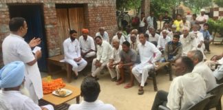 हुड़डा की जनक्रांति रथयात्रा को लेकर कांग्रेस का जनसंपर्क जनक्रांति रथयात्रा को लेकर कांग्रेसी नेता सुरेश खुर्दबन ग्रामीणों को संबोधित करते हुए।