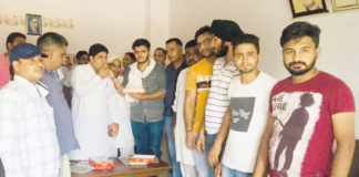 नवजीत सिंह को युवा कांग्रेस रादौर विधानसभा का अध्यक्ष बनाने पर कांग्रेसियों ने मनाई खुशी। रादौर में नवजीतसिंह को युवा कांग्रेस रादौर का अध्यक्ष बनाने पर लडडू बांटकर खुशियां मनाते कांग्रेसी कार्यकर्ता।