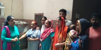 ग्लोबल वार्मिंग को रोकने के लिए संयुक्त प्रयास जरूरी : डॉ प्रीत गर्ग रादौर में नगरपार्षद डॉ प्रीत गर्ग लोगों से जल बचाने को लेकर लोगों को जानकारी देते हुए।