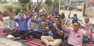 एचएसईबी वर्कर यूनियन के बैनर तले हुआ रोष प्रदर्शन रादौर में बिजली निगम के कर्मचारी रोष प्रदर्शन करते हुए।