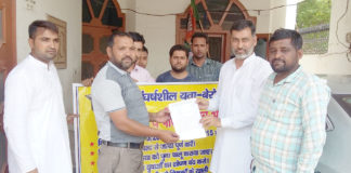 टीजीटी व पीजीटी पात्र अध्यापक संगठन ने अपनी मांगों का ज्ञापन सौंपा रादौर में विधायक पुत्र नेपाल राणा को ज्ञापन देते पात्र अध्यापक संगठन के सदस्य।