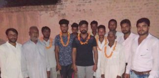 गांव पलाका की कार्यकारिणी गठित नवनियुक्त पदाधिकारियों को फुलमालाएं पहनाकर सम्मानित करते ब्लॉक प्रधान कर्मवीर पोटली।