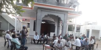 भाजपा ने अपने चुनावी वायदे पूरे नही किये : रविन्द्र रादौर के गांव रोडछप्पर में ग्रामीणों को संबोधित करते आप नेता।