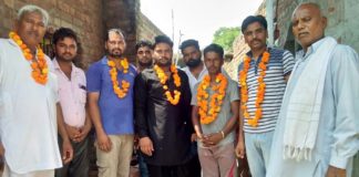 हरियाणा वाल्मीकि महासभा ने किया गांव घिलौर माजरी की शाखा का गठन रादौर में नवनियुक्त पदाधिकारियों को फुलमालाएं पहनाकर सम्मानित करते ब्लॉक प्रधान कर्मवीर पोटली।