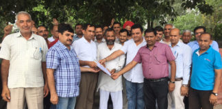 डबवाली अनाजमंडी में ई-ट्रेडिंग व डायरैक्ट पेमेंट व्यवस्था के विरोध में अनाजमंडियों से जुडे आढती हडताल अनाजमंडी रादौर के आढती मार्कीट कमेटी सचिव को ज्ञापन सौंपते हुए।