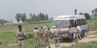 पुलिस ने पंचायती भुमि से नजायब कब्जे को छुडवाया गांव खजूरी में पंचायती भुमि को खाली करवाने पहुंचा पुलिस बल।