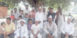 रादौर के युवा आज भी बेरोजगारी की झेल रहे हैं मार : नरेशलाल कांबोज रादौर के गांव कुंजल में ग्रामीणों के साथ आम आदमी पार्टी के कार्यकर्ता।