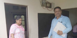 खण्ड शिक्षा अधिकारी धर्मेन्द्र चौधरी ने किया स्कूलों का औचक निरीक्षण रादौर के खण्ड शिक्षा अधिकारी धर्मेन्द्र चौधरी नीजि स्कू लों में जांच करते हुए।