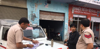 थाना रादौर प्रभारी दिनेश कुमार के नेतृत्व में पुलिस कर्मचारियों ने काटे चालान रादौर के कॉलेज रोड पर वाहन चालकों के चालान करती रादौर पुलिस।