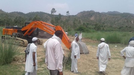 पम्मूवाला में खनन स्थल को लेकर ग्रामीणों व खनन ठेकेदार में तनातनी