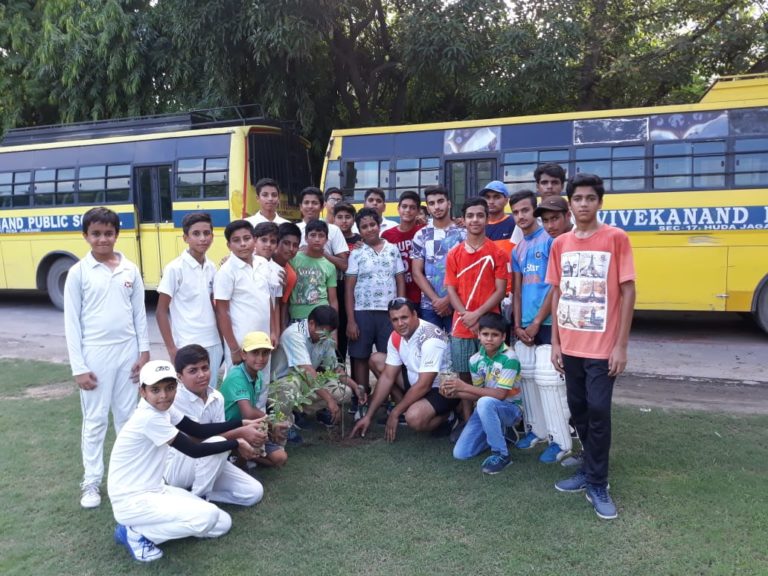 स्वामी विवेकानंद पब्लिक स्कूल हुड्डा की क्रिकेट एकेडमी ने किया पौधारोपण