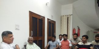 केंद्र सरकार के चार साल पूरे होने पर जन समर्थन के लिए प्रदेश में चलाया जा रहा सम्पर्क अभियान : विधानसभा स्पीकर बूथ प्रमुखों के साथ बैठक करते विधानसभा स्पीकर कंवरपाल