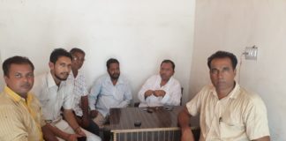 हाइवे पर हादसों के विरोध में पूर्व विधायक सैनी और कांग्रेस नेता बृजपाल मंगलवार को करेंगे प्रदर्शन मंगलवार को होने वाले प्रदर्शन को लेकर कार्यकर्ताओं के साथ बैठक करते पूर्व विधायक बिशनलाल सैनी