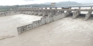 यमुना नदी में बाढ, एक लाख 87 हजार क्यूसिक तक पहुंचा जलस्तर,72 घंटे बाद शुरू होगी दिल्ली के लिए दिक्कत यमुना नदी का हथनीकुंड बैराज खिजराबाद जिला यमुनानागर से बाढ़ का ड्रोन व्यू Drone View of Hathnikund Bairaj, Khizrabad District Yamunanaga (Haryana)