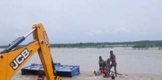 यमुना का जलस्तर 35614 क्यूसिक तक पहुंचा, नदी के तेज बहाव में फस गई किसान की ट्रैक्टर-ट्राली खिजराबाद के लाक्क्ड गांव के पास यमुना में फंसा ट्रैक्टर-ट्राली