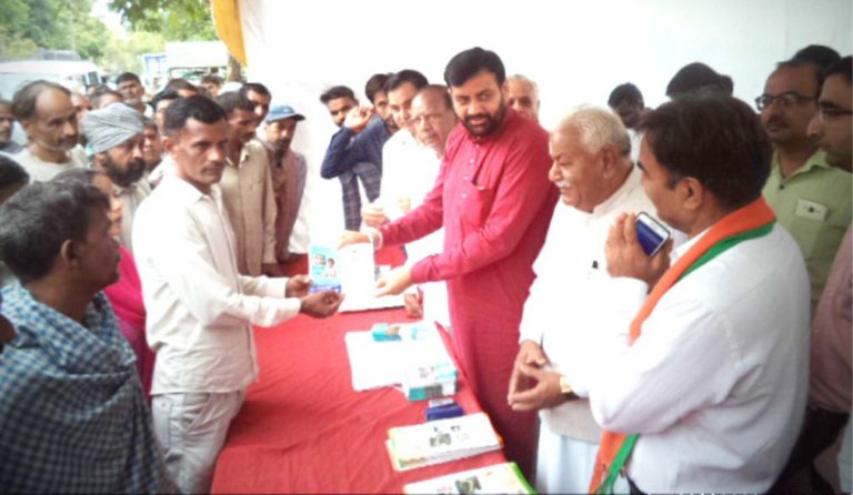 श्रम एवं रोजगार राज्य मंत्री नायब सिंह सैनी ने की श्रमिकों को पहचान पत्र की कापियां वितरित