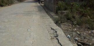 ओवरलोडिड वाहनों से टूटटकर बिखर रही करोडों की सडकें ओवरलोडिड वाहनों के चलने से टूटी नगरपालिका की गली।
