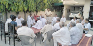 36 बिरादरियों के लोगों को एक मंच पर इक्टठा करने के लिए 16 को भाईचारा सम्मेलन भाईचारा सम्मेलन को कामयाब बनाने के लिए रादौर में बैठक करते स्थानीय लोग।