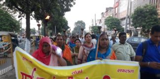 सरकार की वादा खिलाफी से नाराज कर्मचारियों ने निकाला मशाल जुलूस