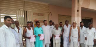 सतीश दताना ने गांवों का दौरा कर किया कांग्रेस की नीतियों का प्रचार पूर्व प्रदेश संगठन सचिव सतीश दत्ताना ग्रामीणों को कांग्रेस की नीतियों से अवगत करवाते हुए।