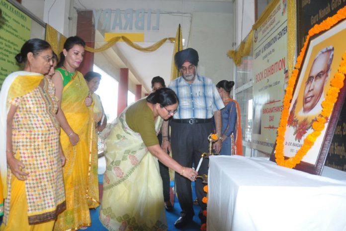 गुरु नानक गर्ल्स कॉलेज संतपुरा में पुस्तक प्रदर्शनी का शुभारंभ करते हुए कॉलेज प्रबन्धक समिति की महासचिव मनोरंजन सिंह साहनी और कॉलेज प्राचार्य डॉ० वरिंदर गाँधी