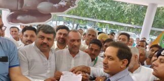 जिला मुख्यालय पर कांग्रेस ने किया प्रदर्शन