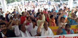 पहले निकाला रोष मार्च, फिर लघु सचिवालय पर दी गिरफतारियां
