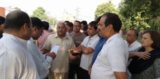 स्वच्छता ही सेवा पखवाड़े के तहत विधायक ने बस स्टैंड पर की सफाई