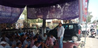 कर्मचारियों की मांगों को लेकर कर्मचारियों ने किया सत्याग्रह