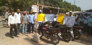 मोटरसाइकिल को फांसी देकर तेल की बढती कीमतों का किया विरोध