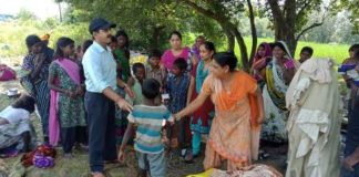 चाइल्ड लाइन ने भीख मांगने वाले बच्चों की काउन्सलिंग कर स्कूल जाने के लिए किया प्रेरित