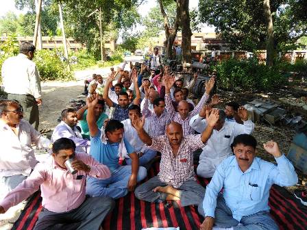जेई के तबादला के विरोध में बिजली कर्मचारियों द्वारा दूसरे दिन भी विरोध प्रदर्शन