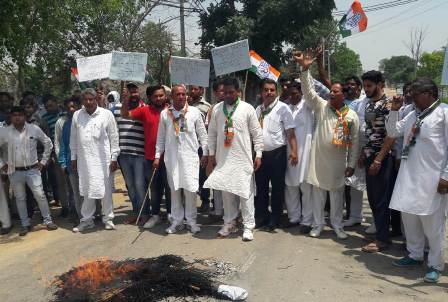 पैट्रोलियम पदार्थों में रोजाना बढ़ौतरी के विरोध में कांग्रेस ने मोदी का पुतला जलाया