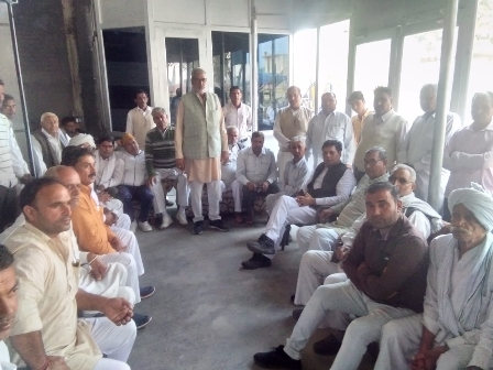गांव कांजनू में किसानों की बैठक काे संबोधित करते किसान नेता: विजय मेहता