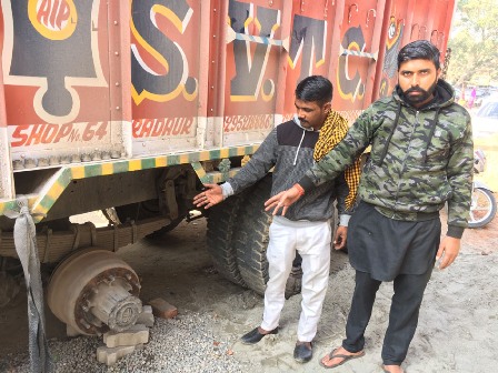 रादौर शहर के बस स्‍टैंड रोड पर खडे दो ट्रको से चार टायर हुए चोरी