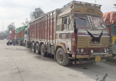 बस स्टैंड के अंदर ओवरलोडिड ट्रकों को खडा किया जा रहा है, यह ठीक नहीं है:विधायक श्यामसिंह राणा