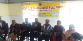 समाज सेवियाों ने बालकुंज छछरौली में बाटा जरूरत का समान