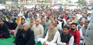 राजनैतिक पार्टियों ने पुलवामा आतंकी हमले में शहीद हुए वीर सैनिकों को दी श्रद्धांजलि व कैंडल मार्च निकाला