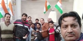 देश के वीर सिपाही विंग कमांडर अभिनंदन को रिहा किए जाने पर लाेगो ने लडडू बांटकहर मनाई खुशियां