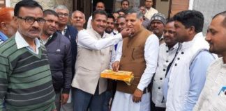 हरियाणा विधानसभा स्पीकर के निवास स्थान पर पाल गडरिया समाज ने विधानसभा अध्यक्ष को धन्यवाद कर कराया मुंह मीठा